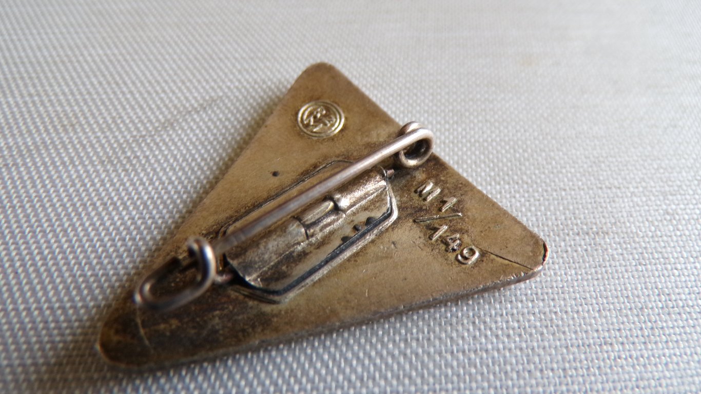 Deutsches Frauenwerk  Badge – RZM M1/149