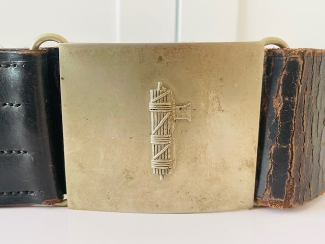 RARE BRITISH UNION OF FASCISTS BELT AND BUCKLE DATING FROM THE EARLY 1930s WITH MAKERS MARK.