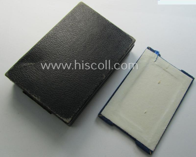 Stunning - and rarely encountered! - 'Ehrenblattspange der Luftwaffe' (or: airforce honour-roll clasp) being a 'Buntmetall'- (ie. 'Tombak'-) based example by the maker (ie. 'Hersteller') 'Otto Klein & Co.' that comes in its rarely seen etui