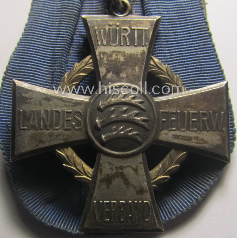 Superb - and very rarely encountered! - so-called: 'Einzelspange' showing a (genuine silver-based!): 'Feuerwehr-Verdienstkreuz des Württembergishen Landesfeuerwehrverbandes' attached