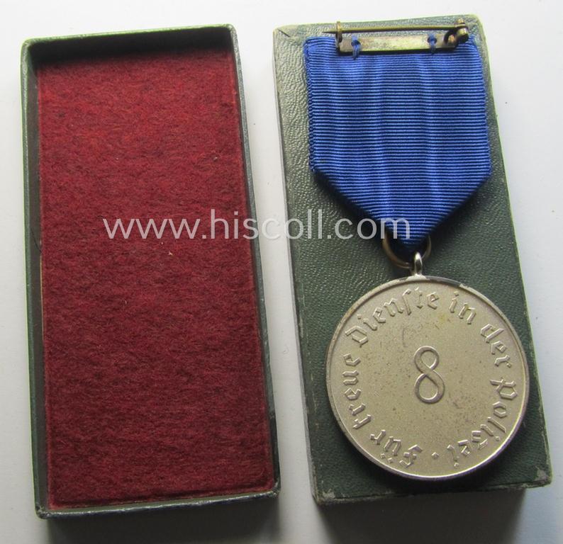 Bright-silver-toned so-called: 'Polizei-Dienstauszeichnung 3. Stufe' (or: police loyal-service medal 3rd class) that comes mounted onto its period ribbon (ie. 'Bandabschnitt') and that comes stored in its green-coloured etui