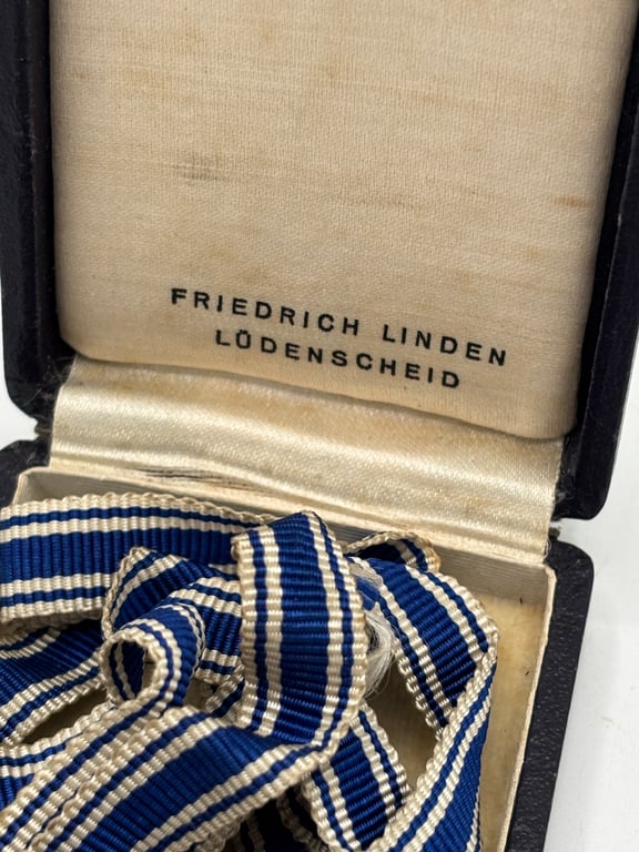 Cased Mothers Cross in Gold "Friedrich Linden - Lüdenscheid"