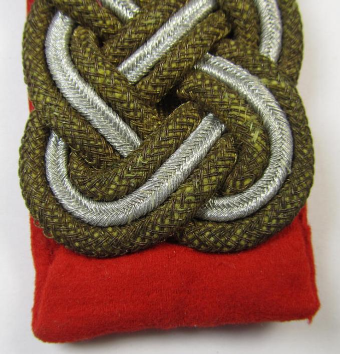 Single, WH (Heeres) general-officers'-type shoulderboard as was intended for a general-officer with the rank of: 'Generalmajor' (and that comes in an overall very nice- ie. moderately used and/or carefully tunic-removed condition)