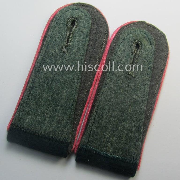 Pair of WH (Heeres), early-war period- (ie. 'M40'-pattern and/or rounded-style) EM-type shoulderstraps: 'Soldat eines Panzer- o. Panzerjäger-Rgts. o. Abts.'