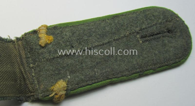 Single, WH (Heeres) early- (ie. mid-) war-period- (ie. 'M40- o. M43'-pattern) EM-type shoulderstrap: 'Soldat der Panzer-Grenadier-Trpn.' (that comes with a golden-yellow-toned regimental-indicator 'Lasche')