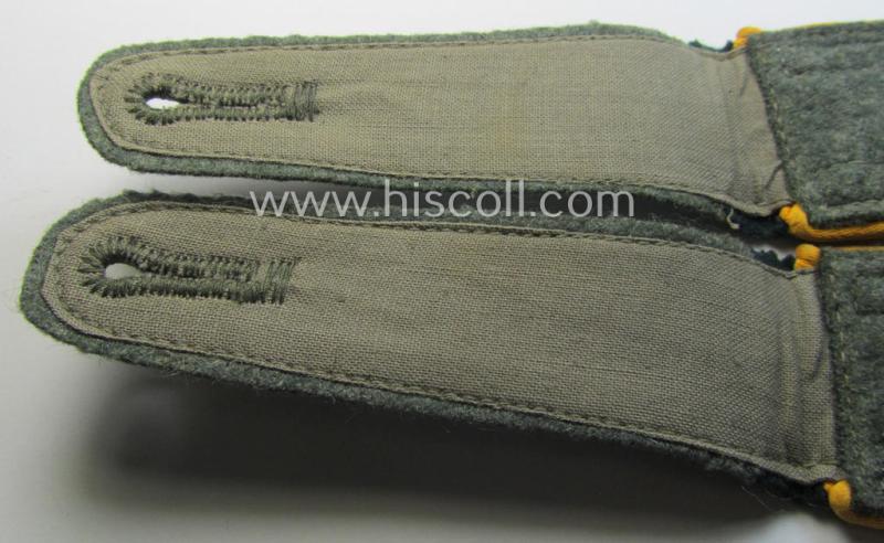 Pair of WH (Heeres) NCO-type shoulderstraps: 'Unteroffizier einer Kavallerie- o. Aufklärungs-Abtlgs.'