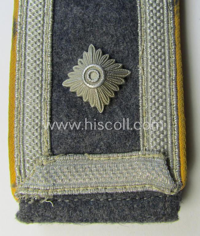 Attractive - albeit regrettably single! - WH (Luftwaffe) NCO-type shoulderstrap as piped in the golden-yellow- (ie. 'goldgelbener'-) coloured branchcolour as was intended for a: 'Feldwebel der Flieger o. Fallschirmtruppen'