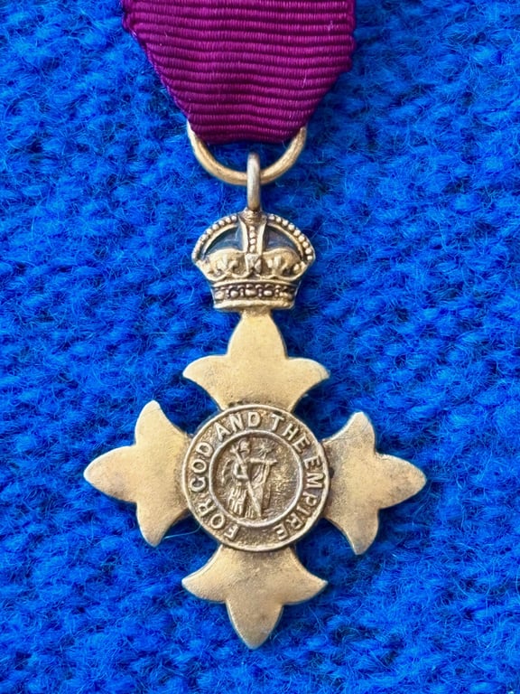 AUTHENTIC BRITISH WWI 1917 CASED OBE STERLING SILVER SET MEDAL WITH MINIATURE.  ADDITONAL PHOTOS