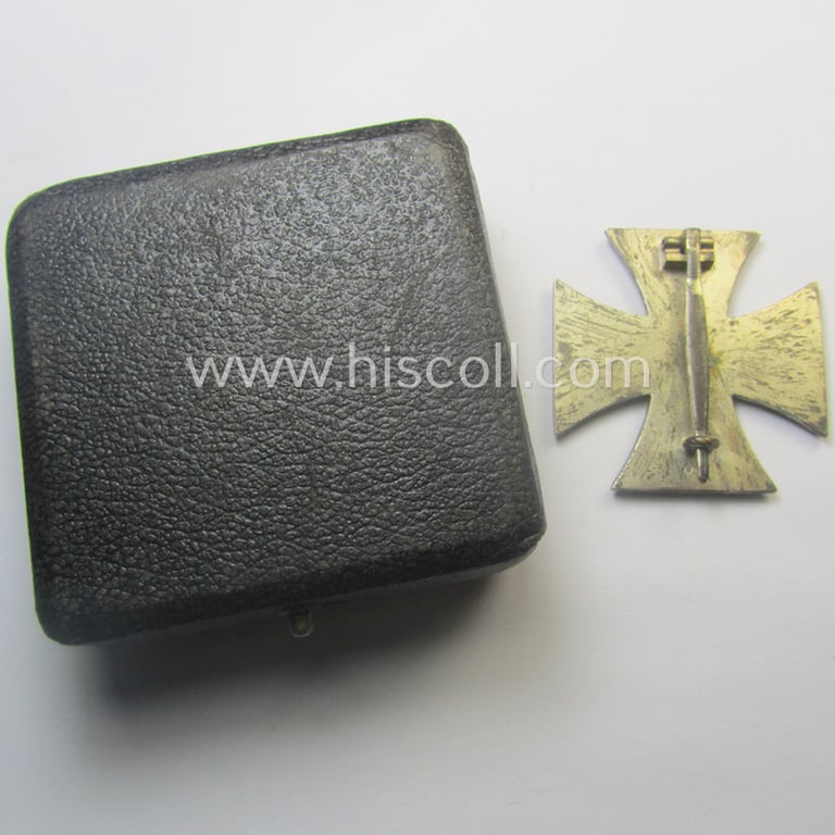 Superb, 'Eisernes Kreuz 1. Kl.' (or: Iron Cross 1st class) being a (typical) maker- (ie. 'L/57'-) marked example as was produced by the maker (ie. 'Hersteller'): 'Boerger & Co.' and that comes in its period etui as issued