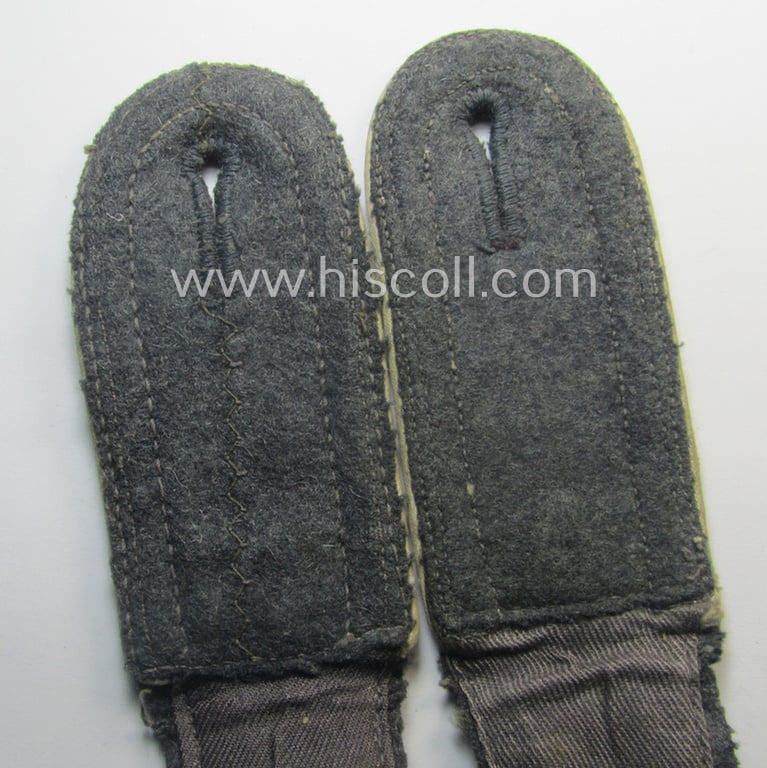 Superb pair of WH (Luftwaffe) white-piped, so-called: 'Hermann Göring'-division, NCO-type shoulderstraps: 'Unteroffizier u. Mitglied der Hermann Göring Division'