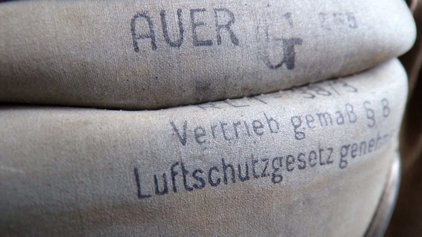 Complete M30 Gas Mask Set Luftschutz 1939