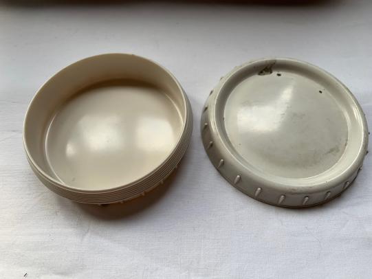 WH (Heer) White Bakelite Fat-Container