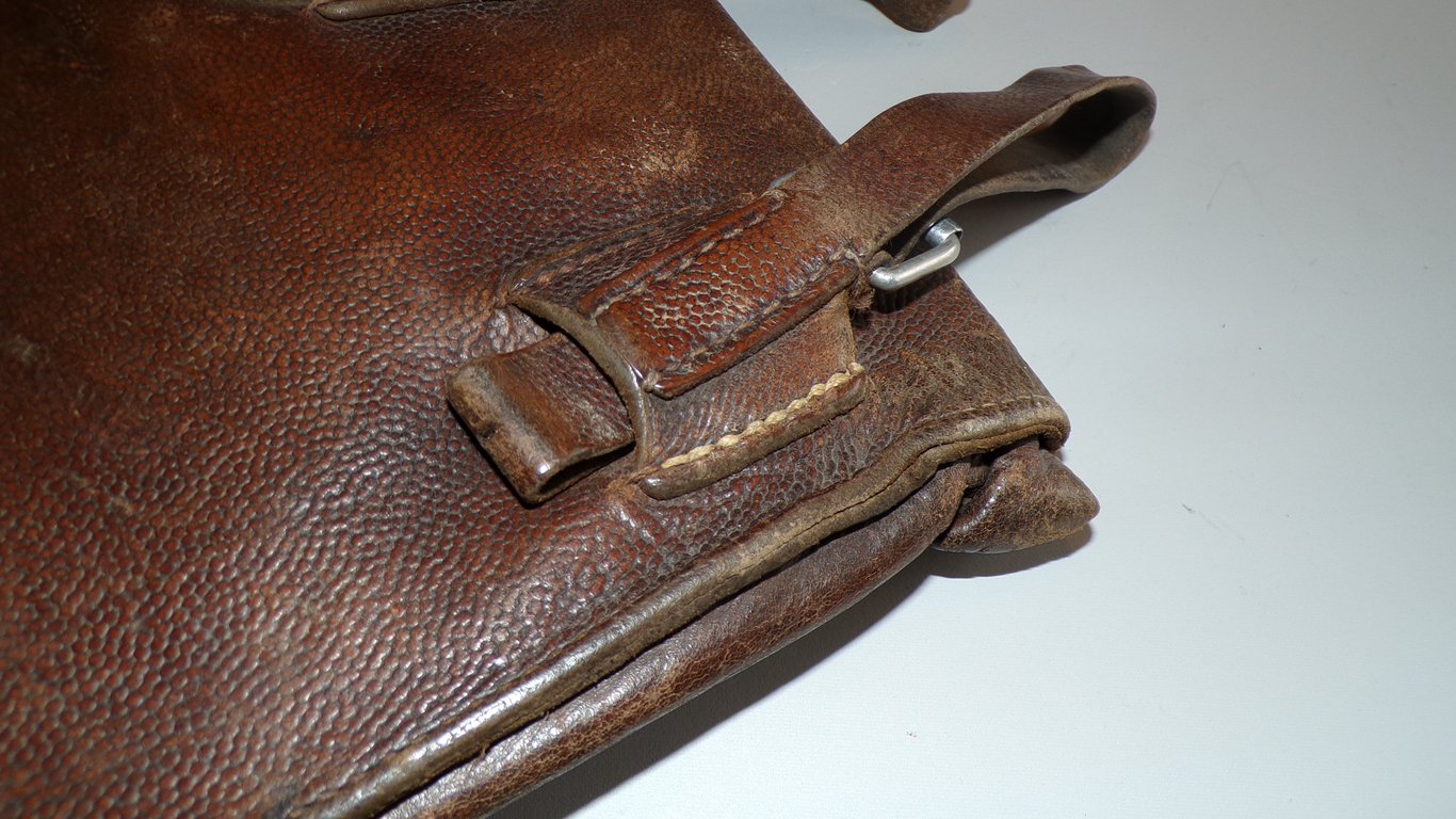 Kartentasche with content