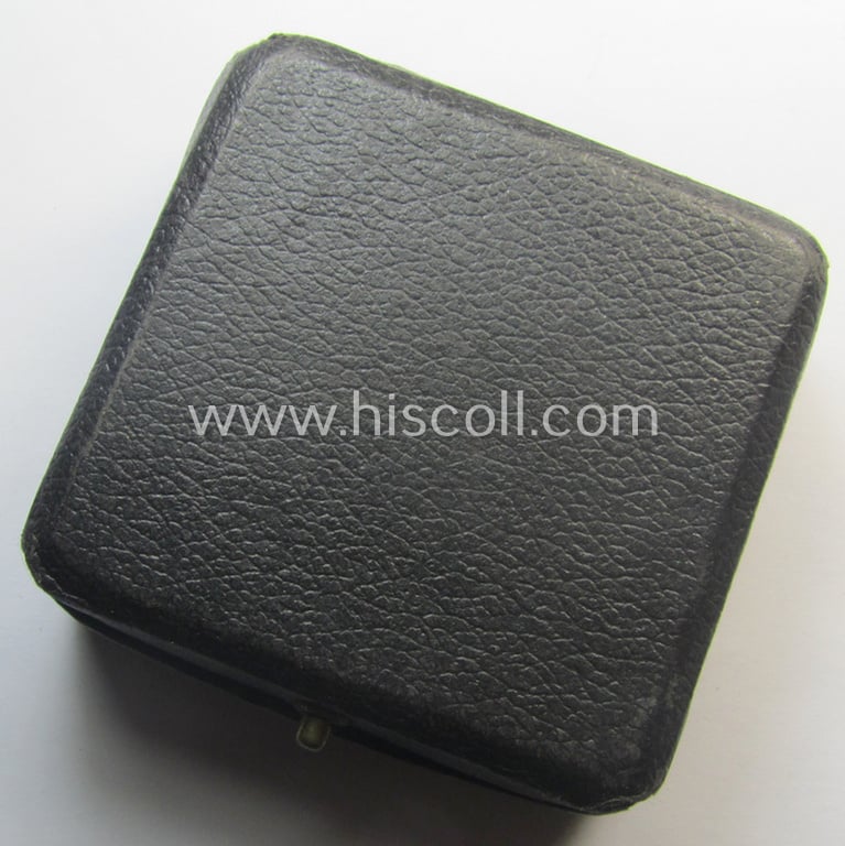 Attractive - albeit empty! - luxuriously-styled etui as was specifically intended to store an: 'Eisernes Kreuz 1. Klasse' (or: Iron Cross 1st class) that comes in an overall nicely preserved condition