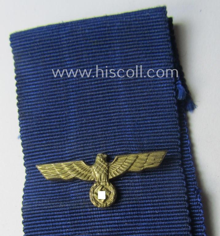 WH (Heeres o. KM) bright-golden-toned, 'WH-DA der 3. Klasse für 12 Jahre Dienstzeit' that comes mounted onto its accompanying ribbon (ie. 'Bandabschnitt') having a golden-toned eagle-device attached
