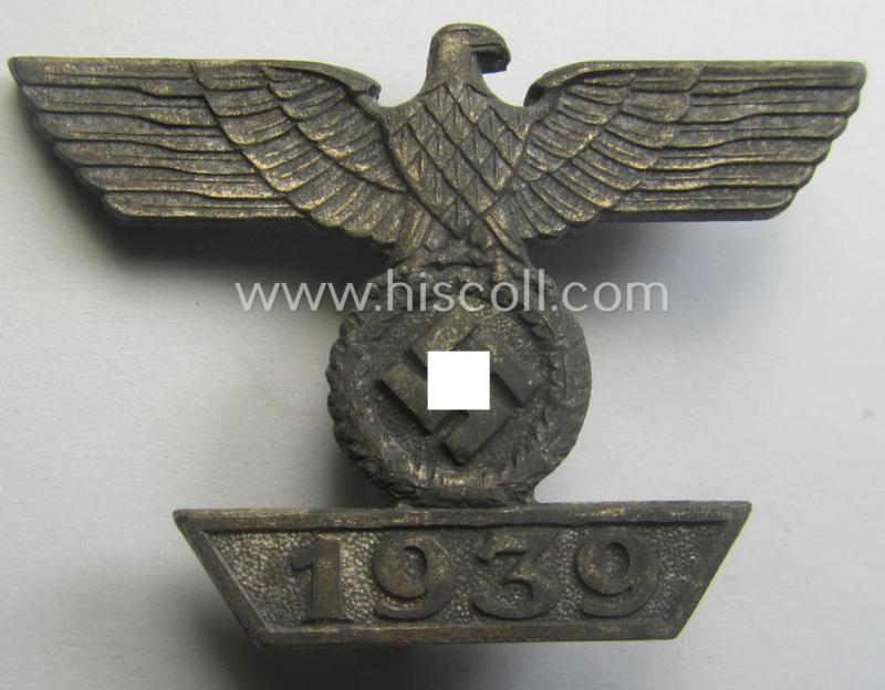 Maker- (ie. 'L/13'-) marked 'Wiederholungsspange zum EK I. Klasse' as executed in greyish-silver-toned 'Feinzink' by the: 'Paul Meybauer'-company and that comes in an overall nice- and/or fully untouched, condition