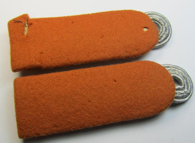 Attractive - and fully matching! - pair of WH (Luftwaffe) officers'-type shoulderboards as was specifically intended for usage by a: 'Major u. Mitglied der LW-Nachrichten-Truppen'