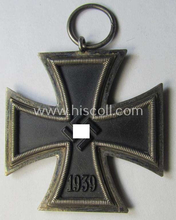 Attractive, 'Eisernes Kreuz II. Klasse' being a non-maker-marked example that comes together with its original- and never-mounted ribbon (ie. 'Bandabschnitt') as was (I deem) produced by the maker (ie. 'Hersteller'): 'AG für Heeresbedarf...'