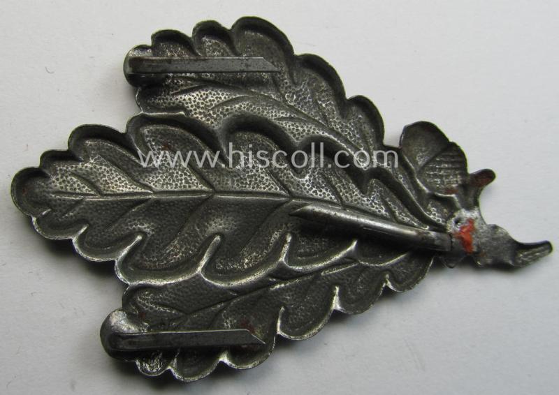 Attractive, WH (Heeres) greyish-silver-coloured so-called: 'M43'-pattern cap-badge (ie. 'Mützenabzeichen') depicting three: 'Eichenlaub'-branches as was used by the various 'Jäger'-related, divisional staff-members