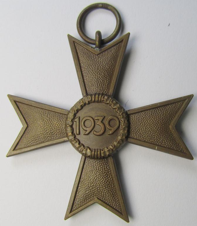 Superb, medal-set: 'Kriegsverdienstkreuz 2. Klasse ohne Schwertern', being a clearly maker- (ie. '1'-) marked specimen by the: 'Deschler u. Sohn' company that comes in a 'virtually mint- ie. unissued', condition