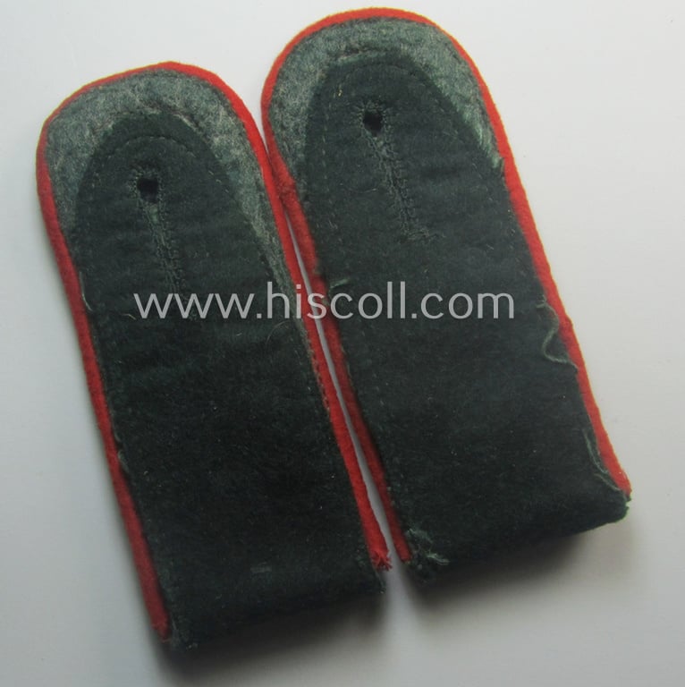 Pair of WH (Heeres) early-war-period- (ie. 'M40'-pattern and typical 'tailor-made') NCO-type shoulderstraps as intended for usage by an: 'Oberwachtmeister eines (Sturm)Art.-Abts. o. Rgts.'