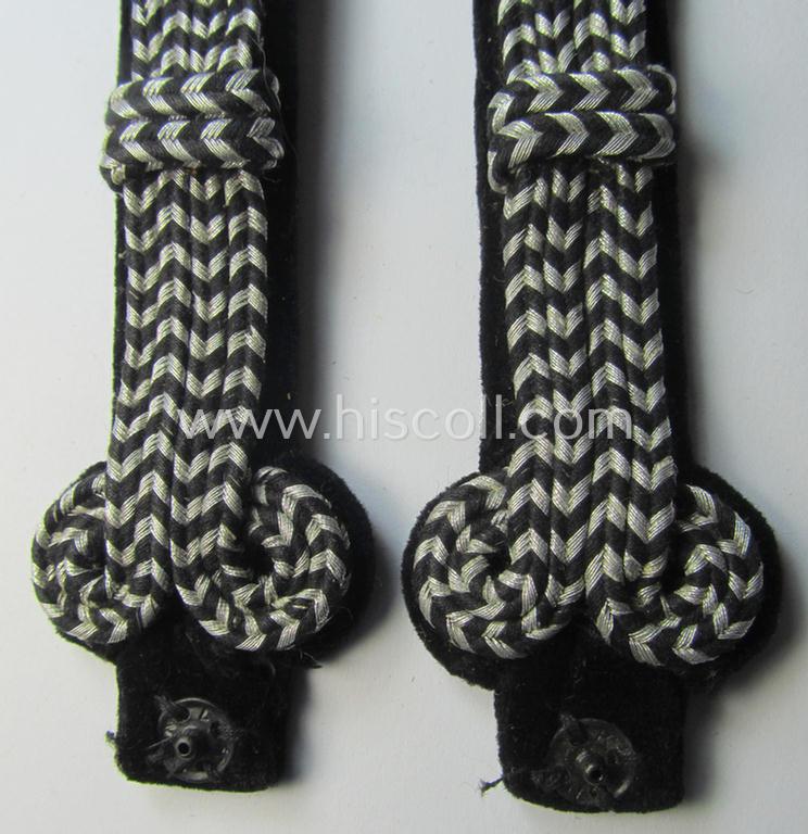 Attractive - fully matching and rarely found! - pair of FAD (ie. 'Freiwilligen Arbeitsdienst') velvet-based, officers'-type shoulderboards (being of the pattern as was used in the period between 1932-36) as was intended for a: 'FAD-Oberfeldmeiste...