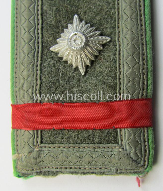 Single - and scarcely found! - WH (Heeres) early- (ie. mid-)war period- (ie. 'M40- o. M43'-pattern) NCO-type shoulderstrap as intended for usage by a: 'Feldwebel der Panzer-Grenadier-Truppen' and that shows a red-coloured indicator 'Lasche' att...