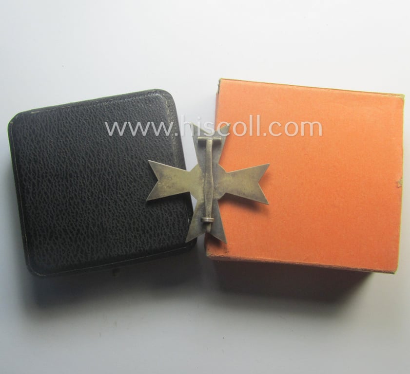 Attractive, medal-set: 'Kriegsverdienstkreuz 1. Klasse ohne Schwertern', being a non-maker-marked specimen that came stored in its original etui and dito orange-toned 'Überkarton'