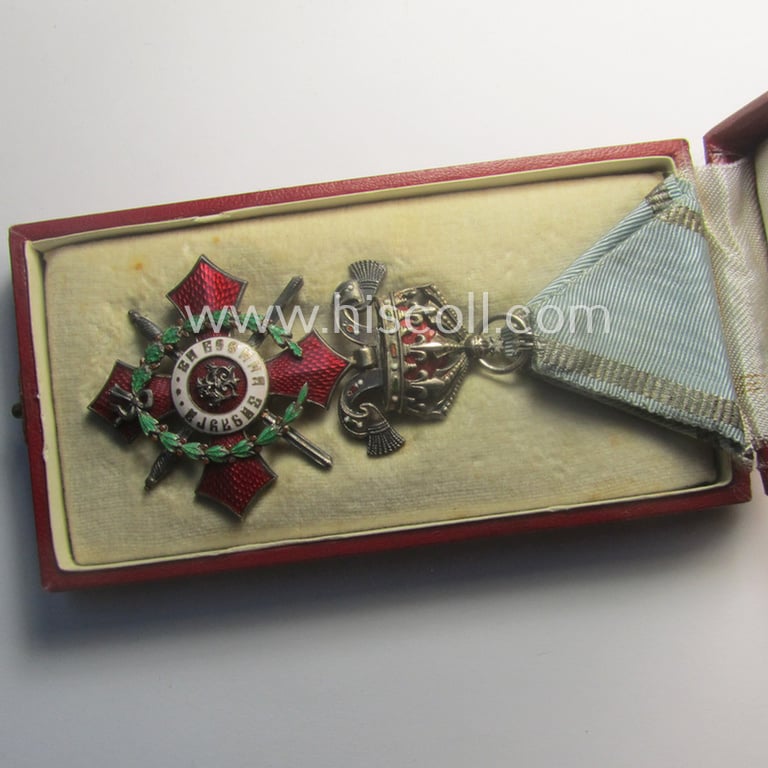 Superb - silver-toned- and nicely enamelled! - Bulgarian, military-cross: 'For Bravery' (or: in Bulgarian- ie. Cyrilic language: 'Ordena Za Hrabrost') being a neat and/or detailed example of the 5th Class that comes in its period etui as issued