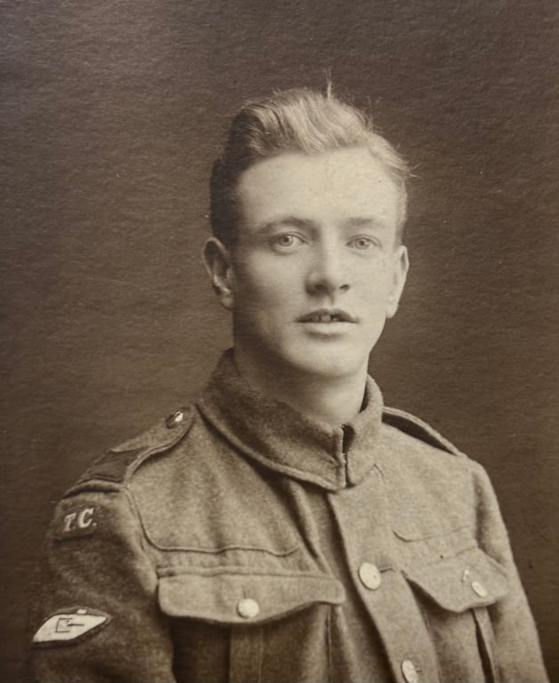 WW1 Tank Corps Slip On Title and Cap Badge