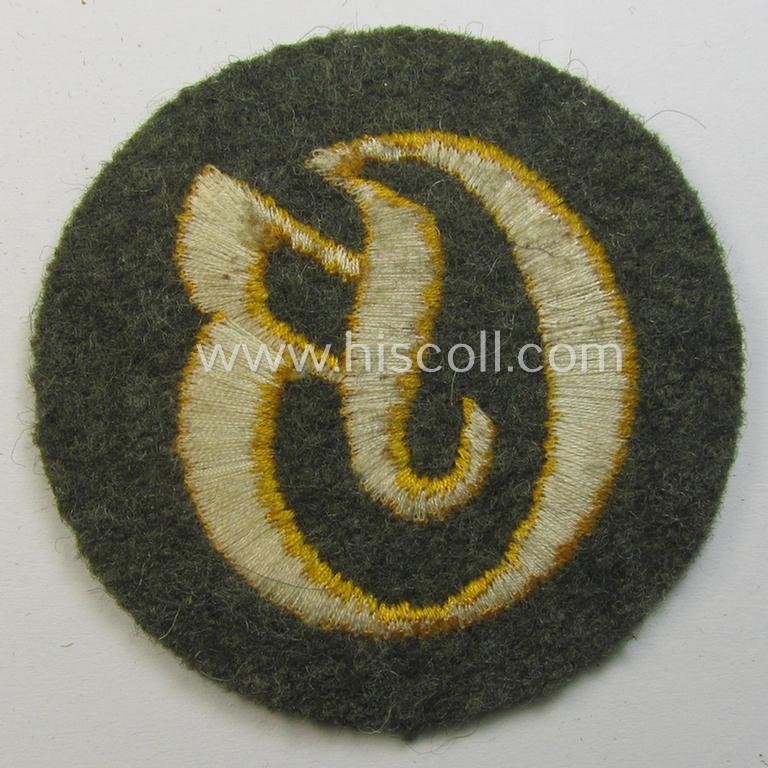 Neat - later-war-period- and actually quite scarcely encountered! - WH (Heeres) machine-embroidered, trade- or special-career insignia (ie. 'Laufbahn- o. Tätigkeitsabzeichen') as was intended for a: 'Geräteverwaltungs-Unteroffizier'