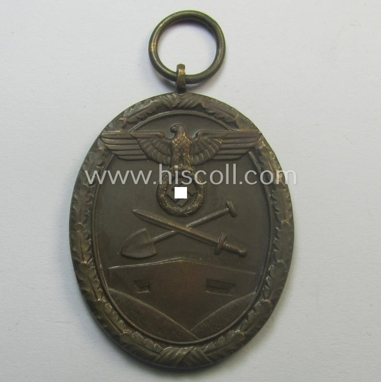 Medal-set: 'Deutsches Schutzwall Ehrenzeichen' (aka: 'Westwall'-medal) being a (typical) non-maker-marked- and/or: typical 'Buntmetall'-based specimen that comes packed in its original pouch of issue by the: 'Ferd. Hoffstätter'-company