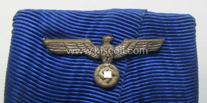 Bright silver-toned WH (Heeres- o. KM) so-called: 'Einzelspange' showing a: 'WH-Dienstauszeichnung 4. Stufe' (as was intended for 4 years of loyal-service) and that shows a detailed, 'Heeres'-type-eagle-device, period-attached