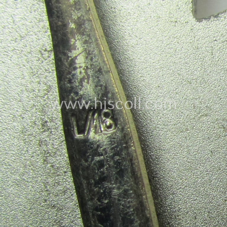 Superb, 'Eisernes Kreuz 1. Kl.' (or: Iron Cross 1st class) being a (typical) maker- (ie. 'L/18'-) marked example as was produced by the maker (ie. 'Hersteller'): 'B.H. Mayer's Kunstprägeanstalt' and that comes in its period (simplified) 'LDO-etui