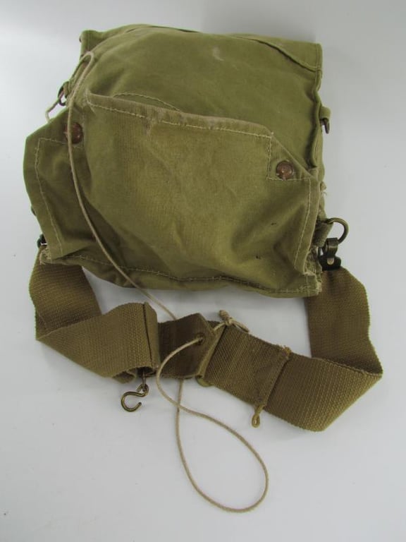 British WWII early type Gasmask in Pouch