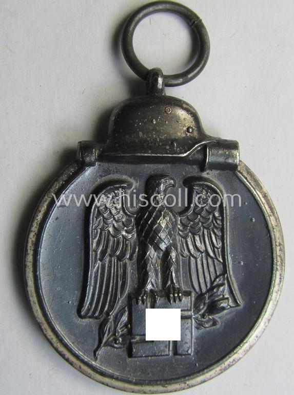 Attractive medal-set: 'Winterschlacht im Osten 1941-42' being a maker- (ie. '65'-) marked- (and/or 'Feinzink'-based) specimen by the maker: 'Klein & Quenzer' and that comes together with its (non-confectioned) ribbon (ie. 'Bandabschnitt')