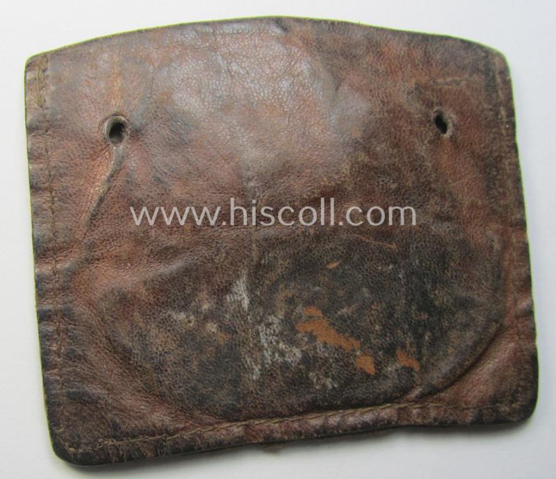 Natural-coloured- and/or genuine leather-based etui (ie. 'Tragetasche') as was intended to store an ID-disc (ie. 'Tragetasche für Erkennungsmarke') and that comes in a clearly used- ie. worn, condition