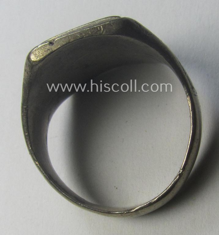 WH (LW-/Heeres- ie. 'Deutsches Afrikakorps'-) related, metal-based (ie. silver-coloured- and/or I deem genuine silver-based) so-called: 'souvenir'-ring depicting an engraved palmtree and desert scenery and showing the text: 'Tunis'