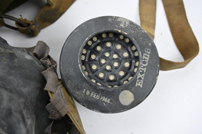 British WW2 Leightweight Gasmask in Carrying Bag