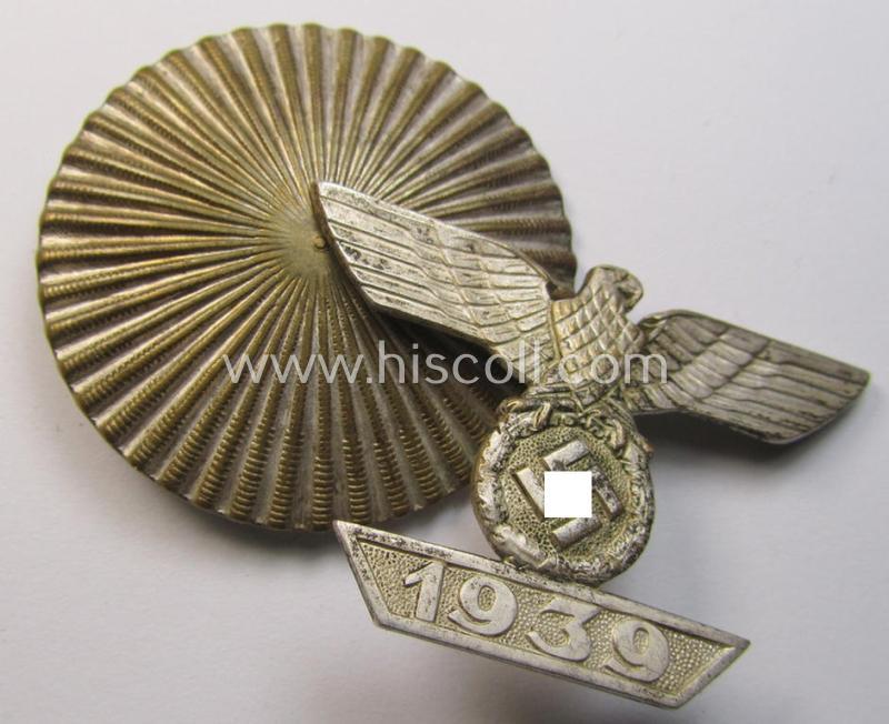 Stunning, 'Wiederholungsspange zum EK I.Kl.' (or: bar to the WWI IC 1st class) being a typical, non-maker-marked example that comes onto its 'clam-shell-type'-mounting as was produced by the maker (ie. 'Hersteller') named: 'Wilh. Deumer'