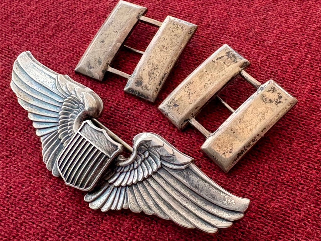AUTHENTIC USAAF SILVER PILOTS WINGS AND CAPTAIN RANK BARS IN WARTIME BOOTS TIN.
