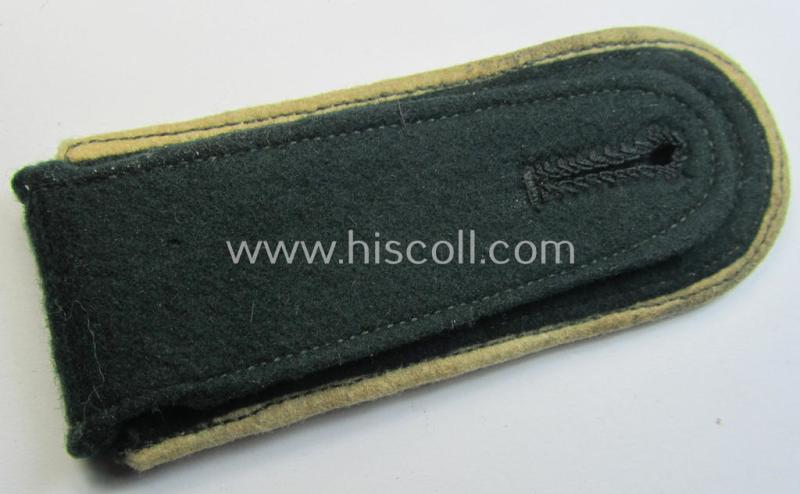 Single, early-war-period so-called: 'M36 o. M40'-pattern WH (Heeres) NCO-type shoulderstrap as piped in the white-coloured branchcolour as was intended for usage by an: 'Unteroffizier der Infanterie-Truppen'