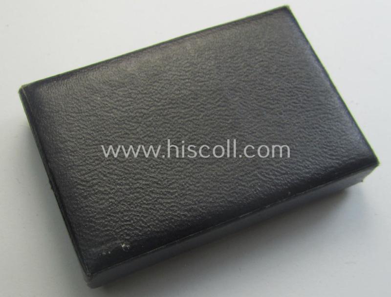 Darker-blue-toned, 'generic'-styled 'LDO'-etui ie. box being a nicely preserved example that comes in an overall wonderful condition