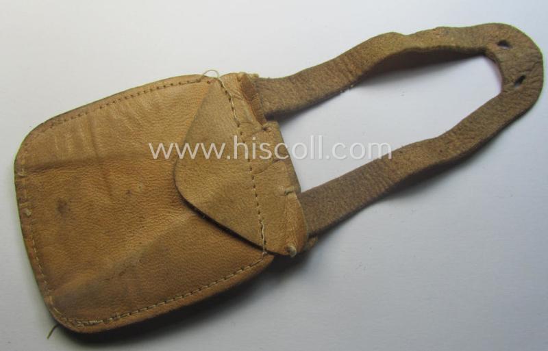 Natural-coloured- and/or genuine leather-based etui (ie. 'Tragetasche') as was intended to store an ID-disc (ie. 'Tragetasche für Erkennungsmarke')