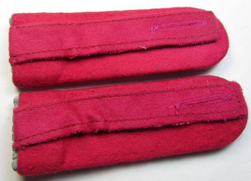 Superb - and fully matching! - WH (Heeres) officers'-type shoulderboards as piped in the 'karmesinroter'-coloured branchcolour as was intended for usage by a: 'Leutnant der Generalsstab- o. Veterinär-Truppen'