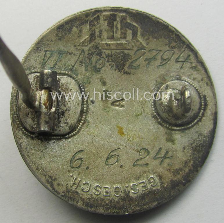 Enamelled lapel-pin: 'Der Stahlhelm' - Bund der Frontsoldaten (Sta) - Eintrittsabzeichen 1924' being a nicely engraved (ie. 'VI.No. 2794 - 6.6.24'-) example that comes in an overall very nice- (and/or fully undamaged!), condition