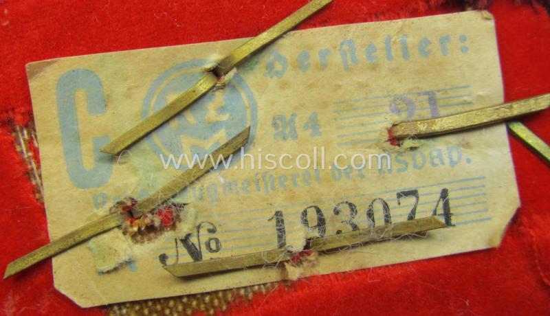 Attractive - albeit single! - N.S.D.A.P.-type collar-patch (ie. 'Kragenspiegel für pol. Leiter') being a piece as intended for usage by an: 'N.S.D.A.P.-Obereinsatzsleiter' at 'Gau'-level and that comes in a moderately used ie. worn, condition