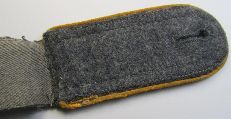 Single, mid- (ie. later-) war-period WH (Heeres) NCO-type shoulderstrap as piped in the golden-yellow- (ie. 'goldgelbener'-) coloured branchcolour as was intended for usage by an: 'Uffz. der Flieger o. Fallschirm-Truppen'