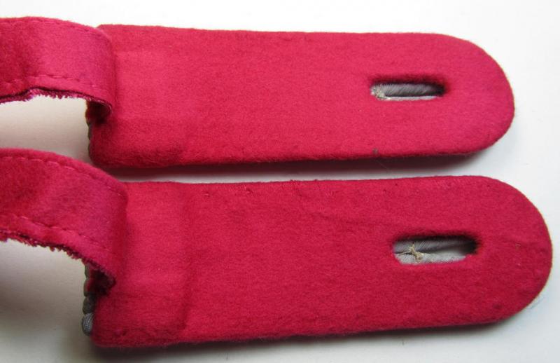 Superb - and fully matching! - WH (Heeres) officers'-type shoulderboards as piped in the 'karmesinroter'-coloured branchcolour as was intended for usage by a: 'Leutnant der Generalsstab- o. Veterinär-Truppen'