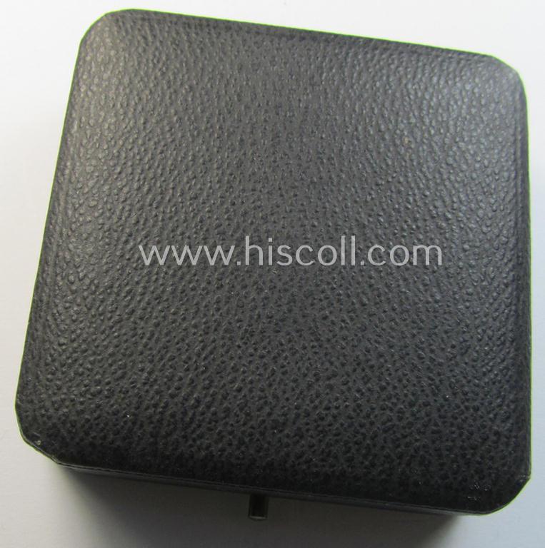 Superb - albeit regrettably empty but nevertheless very desirable! - etui for an: 'Eisernes Kreuz 1. Kl.' (or: Iron Cross 1st class) being a clearly 'LDO'-marked example that comes in an overall very nicely preserved condition